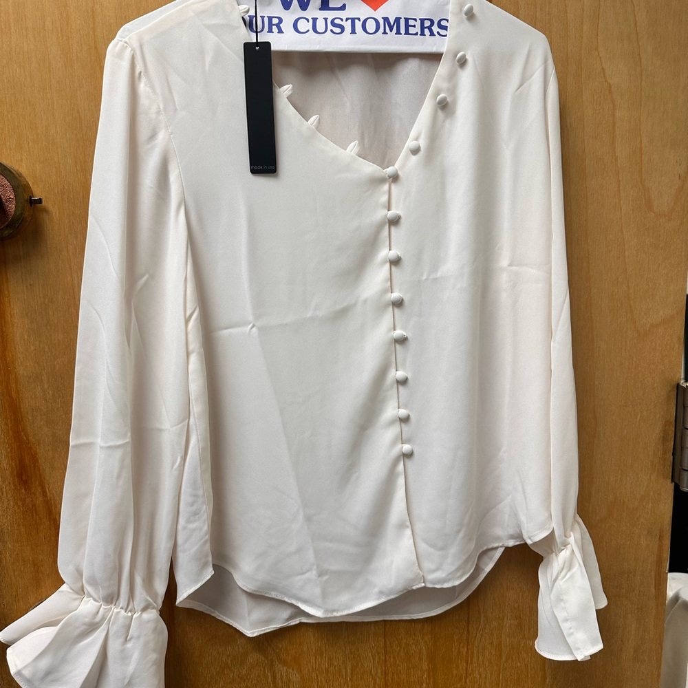 Krisa top in size small house up to medium, mash mellow white color